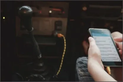 Como carregar celular no carro? 5 formas