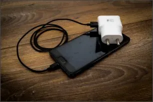 Como carregar celular sem carregador? 4 opções Como carregar celular sem carregador? 4 opções