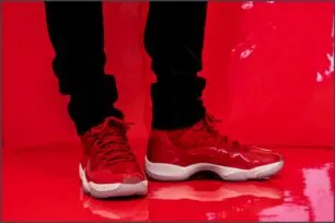 Como montar um look com tênis masculino vermelho?