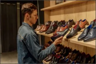 7 passos para se vestir elegante de sapatênis masculino