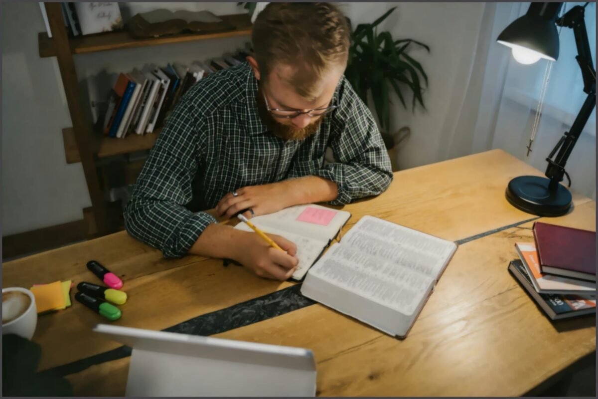 Como Estudar a Bíblia: Guia Prático para sua Fé