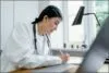 Residência médica ou especialização: qual caminho seguir após a graduação? Residência médica ou especialização: qual caminho seguir após a graduação?