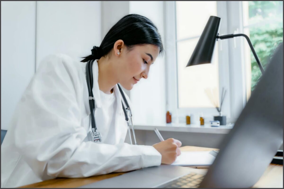 Residência médica ou especialização: qual caminho seguir após a graduação? Residência médica ou especialização: qual caminho seguir após a graduação?