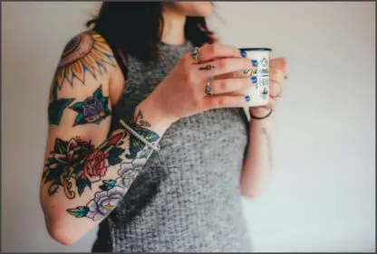 Pode coçar a tatuagem? Veja 7 dicas práticas para aliviar a coceira