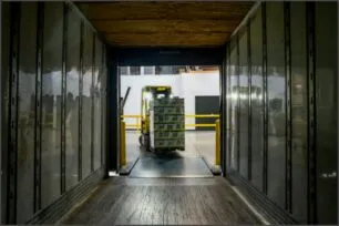 Vantagens e comparativos: por que investir no pallet de madeira para sua logística?