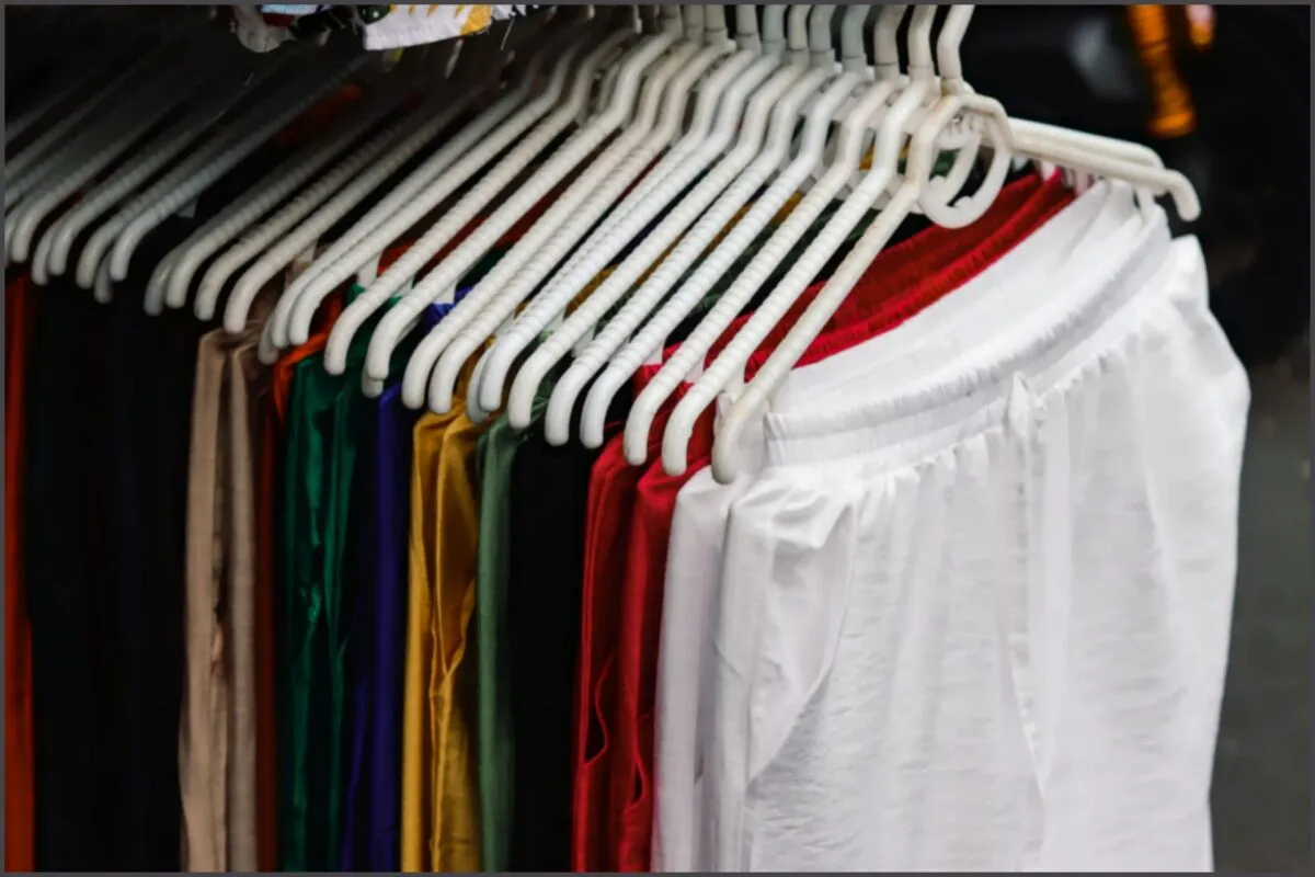 Mancha de sol em roupa colorida: erros que pioram tudo
